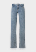 Blaue Jeans mit geradem Bein und hoher Taille, vorne mit Knopfverschluss und fünf Taschen, auf weißem Hintergrund dargestellt.