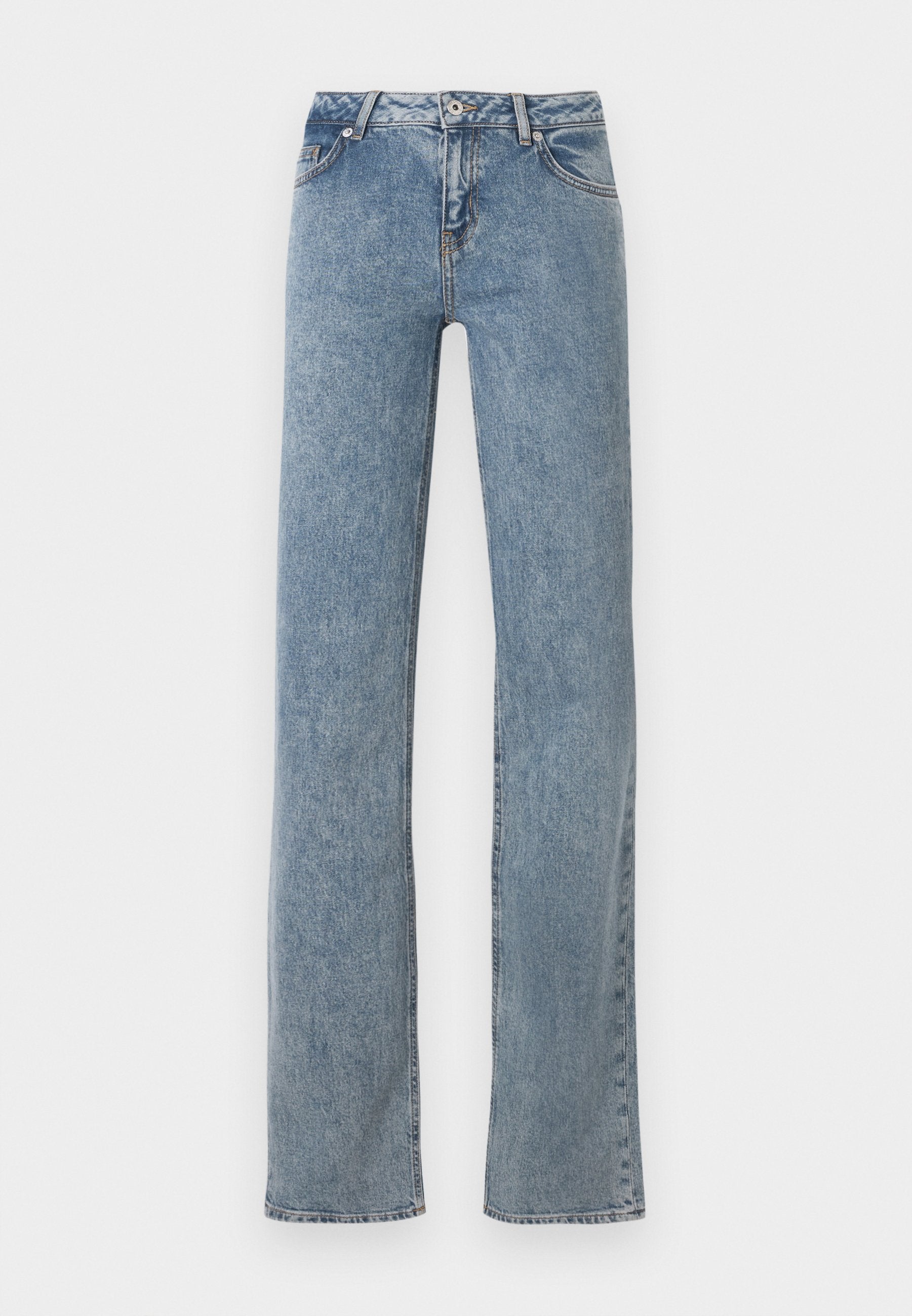 Blaue Jeans mit geradem Bein und hoher Taille, vorne mit Knopfverschluss und fünf Taschen, auf weißem Hintergrund dargestellt.