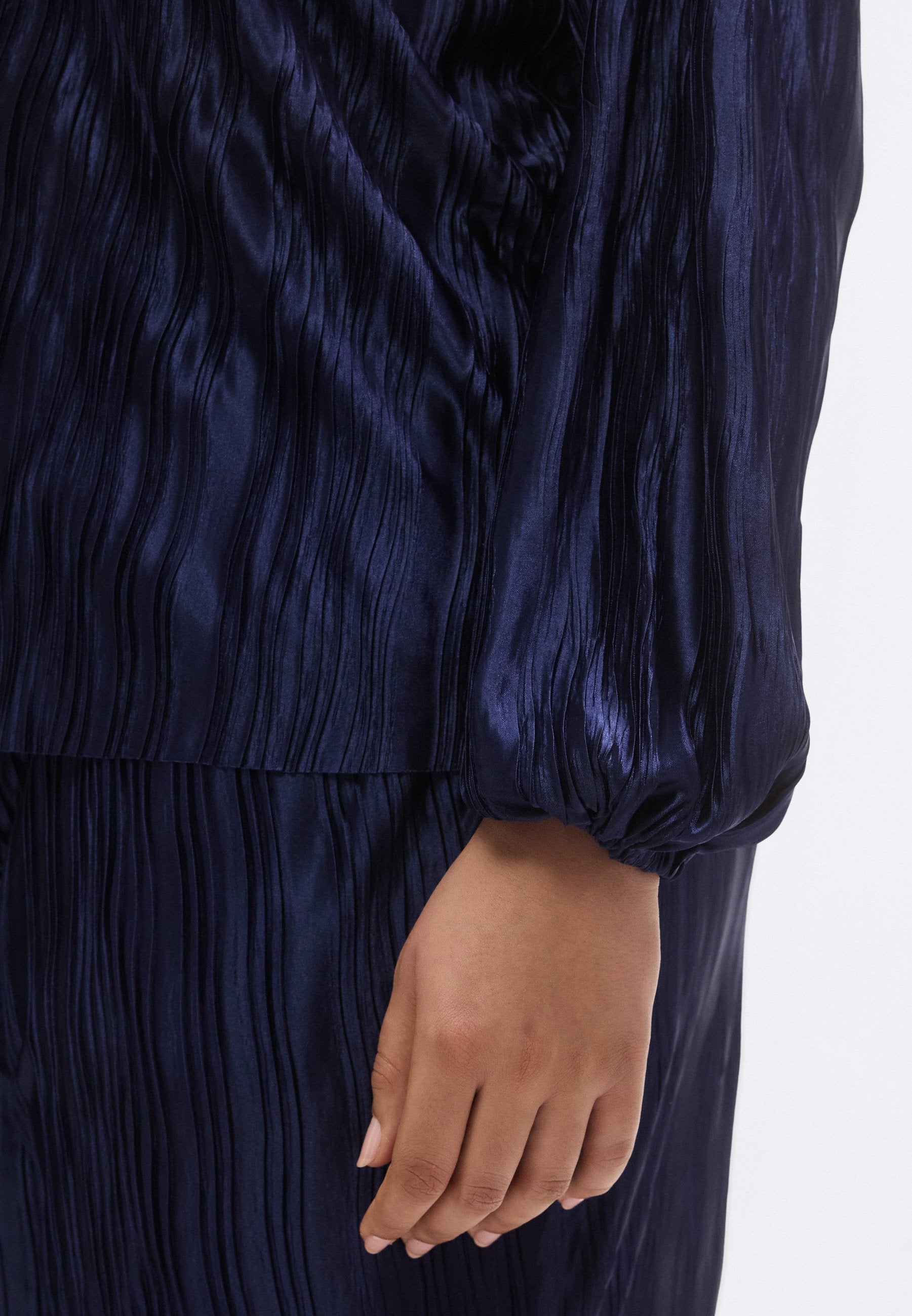 CARLAZO PLISSE O NECK Media 6