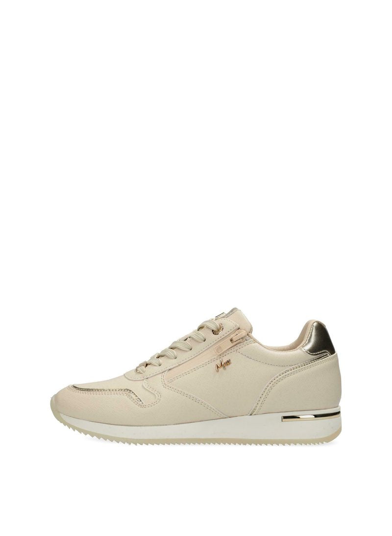 Beige Sneaker mit einem Obermaterial aus glattem Stoff, goldenen metallischen Akzenten an der Ferse und dem Reißverschluss sowie einer strukturierten Gummisohle. Schnürdesign mit Logo-Detail.