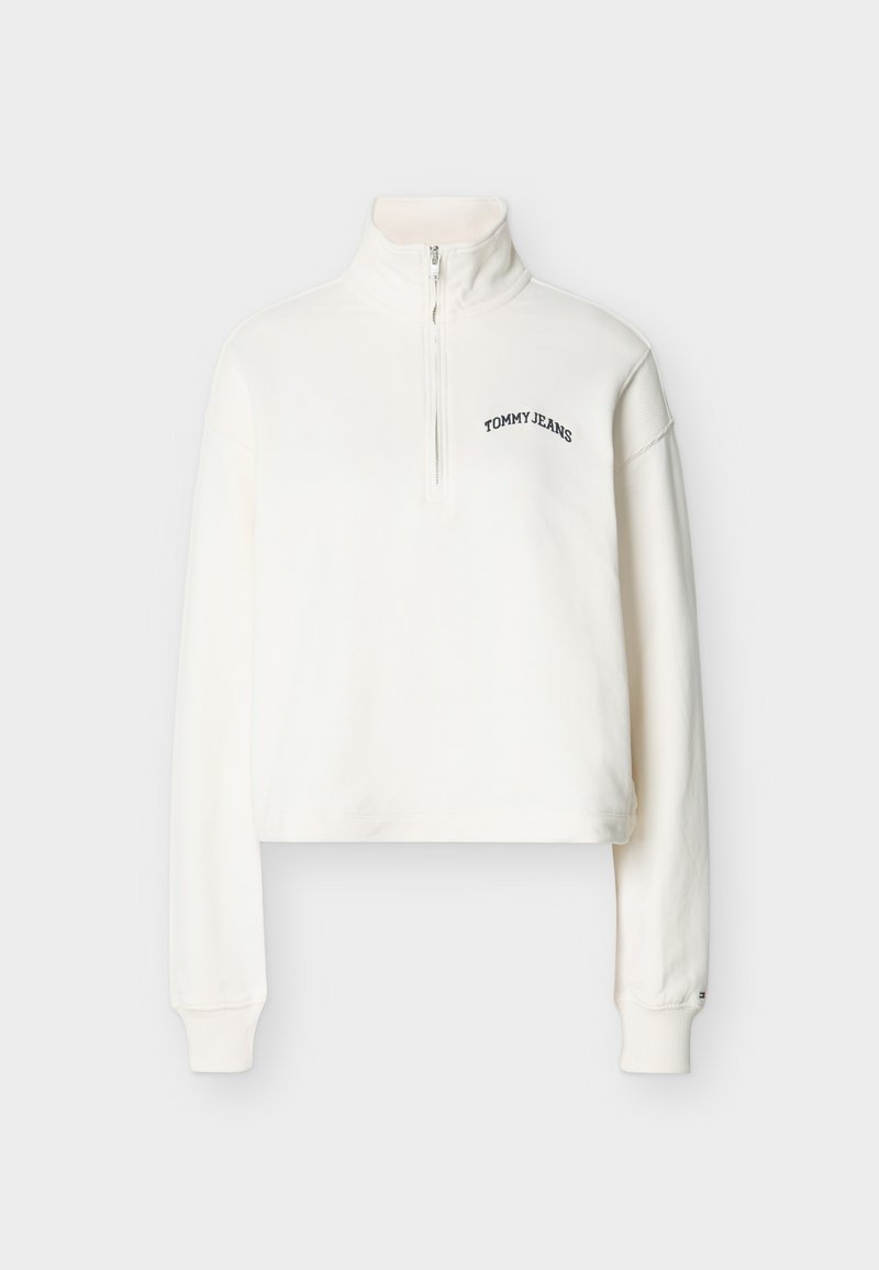 Weißes Sweatshirt mit langem Arm und Viertel-Reißverschluss, "TOMMY JEANS" Schriftzug auf der linken Brust und gerippten Bündchen, auf einfachem Hintergrund dargestellt.