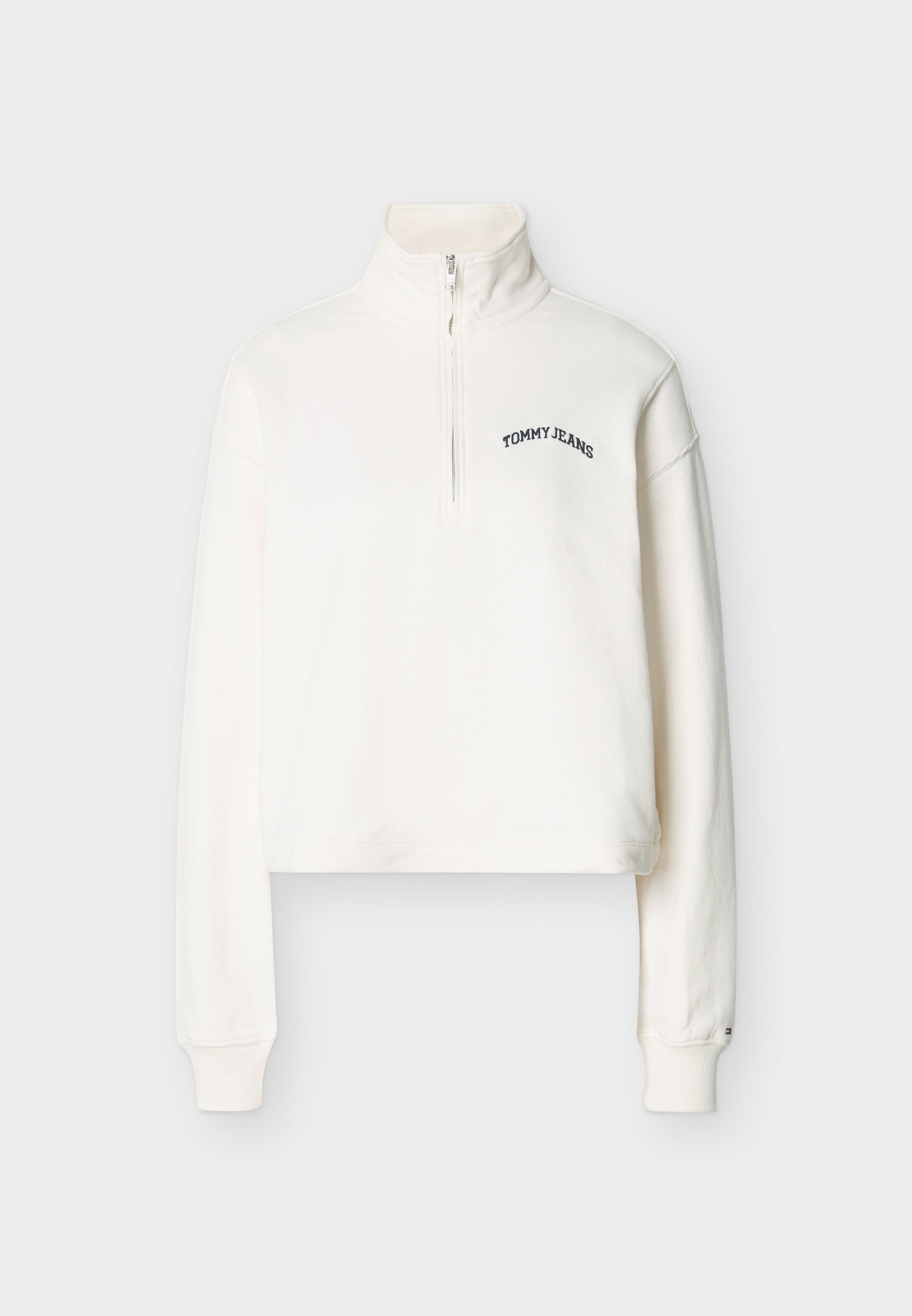Weißes Sweatshirt mit langem Arm und Viertel-Reißverschluss, "TOMMY JEANS" Schriftzug auf der linken Brust und gerippten Bündchen, auf einfachem Hintergrund dargestellt.