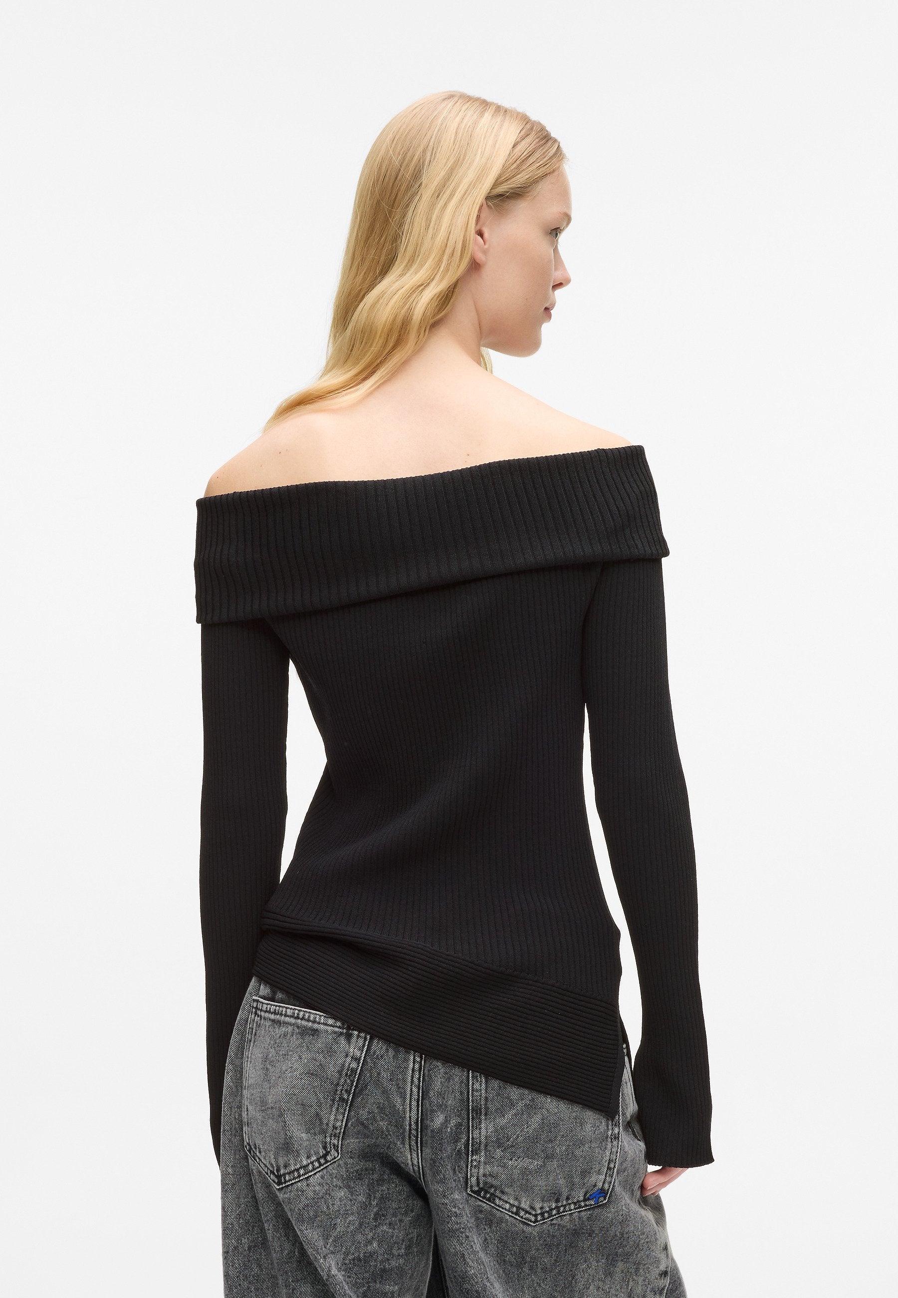 OFF-SHOULDER KNIT Media 4