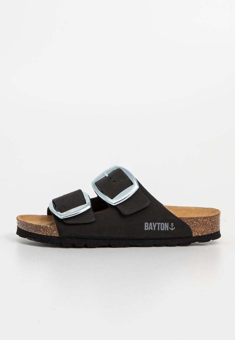 Schwarze Sandale mit zwei verstellbaren silbernen Schnallen, Korkfußbett und strukturiertem Gummisohle. "BAYTON"-Logo seitlich aufgedruckt.
