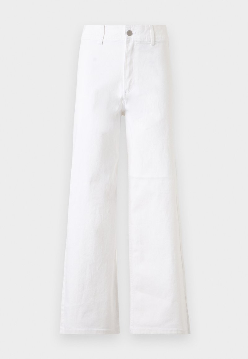 Weiße, hoch taillierte Weithose mit Gürtelschlaufen, Knopfverschluss und ohne sichtbare Taschen vor einfarbigem Hintergrund.