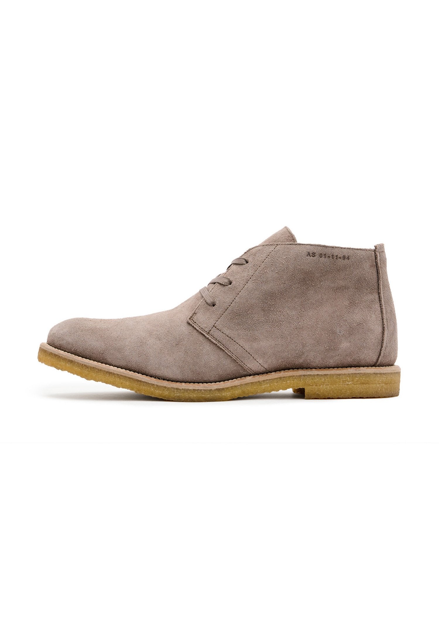 Grau Wildleder Stiefeletten mit runder Zehenpartie, minimaler Schnürung und einer hellbraunen Gummisohle. Mit dezenten Nähdetails und eingestanztem Branding.