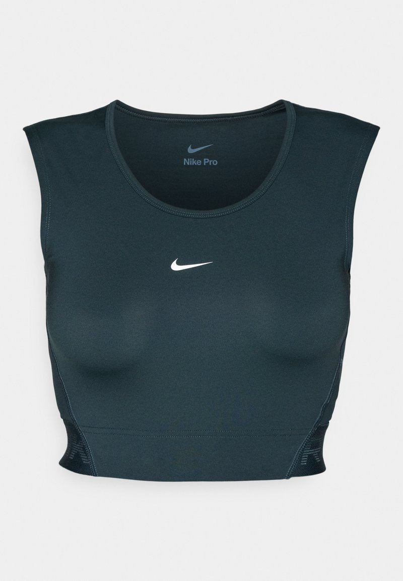 Nike Pro Sport-BH, dunkelblau, ärmelloses Design, glatte Textur, mit einem weißen Nike-Logo auf der Vorderseite und Mesh-Akzenten an den Seiten.