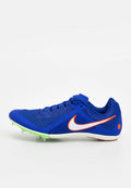 Blauer Sportschuh aus Mesh und synthetischen Materialien. Verfügt über eine grüne Sohle, ein weißes Nike-Swoosh-Logo und sechs Spike-Löcher für besseren Halt.