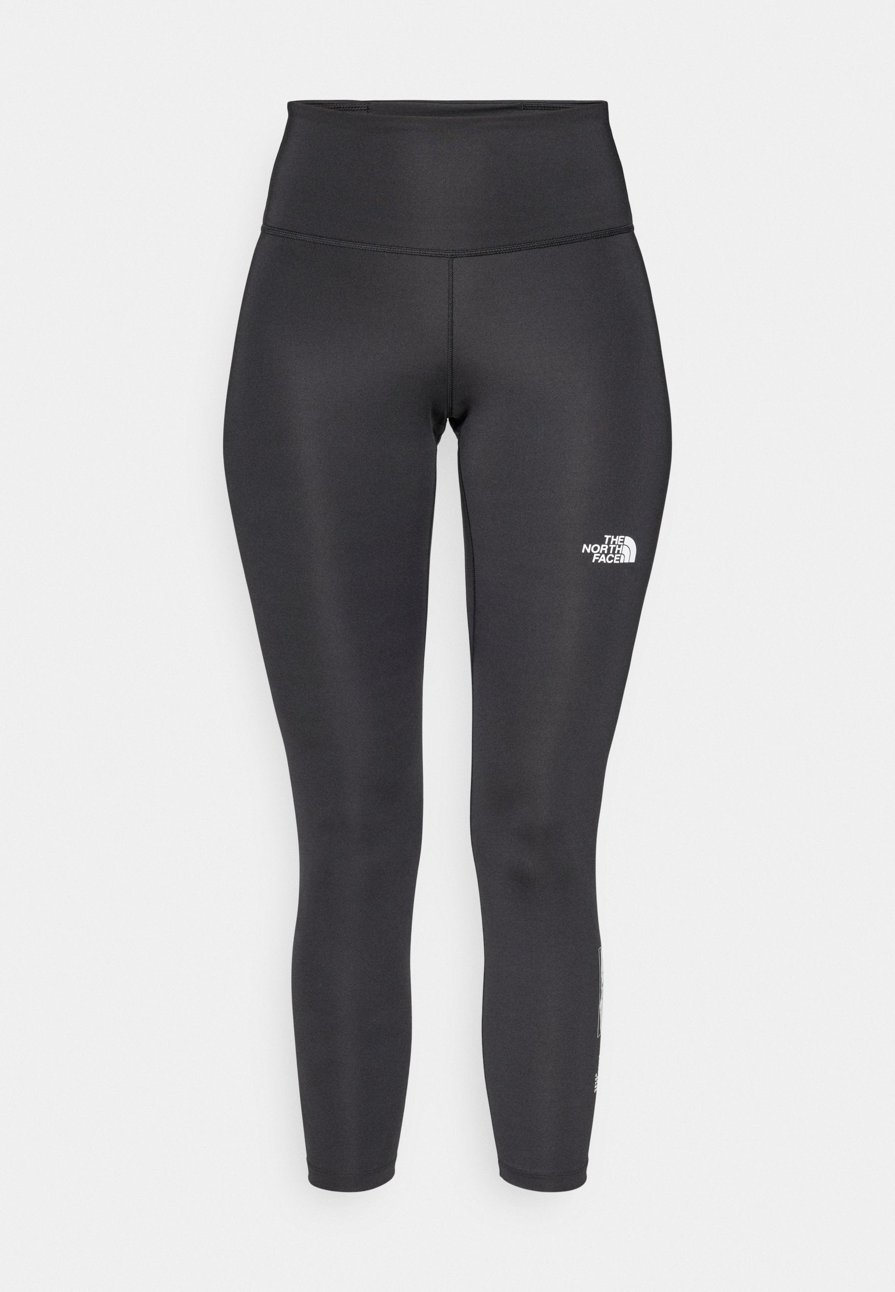 Schwarze Leggings mit hoher Taille aus dehnbarem Stoff. Auf dem linken Oberschenkel befindet sich ein weißes Logo, und flache Nähte sorgen für Komfort.
