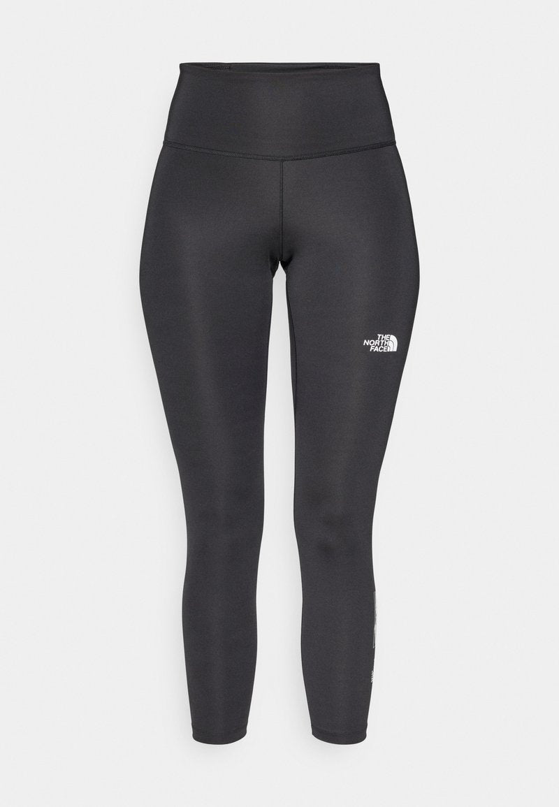 Schwarze Leggings mit hoher Taille aus dehnbarem Stoff. Auf dem linken Oberschenkel befindet sich ein weißes Logo, und flache Nähte sorgen für Komfort.