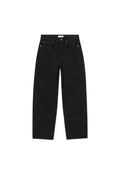 Schwarze Jeans aus Denim mit einem floralen, geprägten Muster. Ausgestattet mit fünf Taschen, einem Knopfverschluss und kontrastierenden Steppnähten.