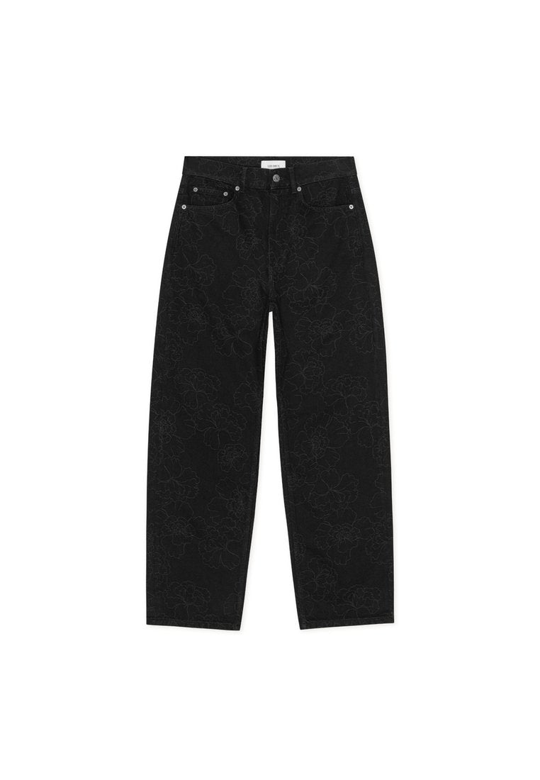 Schwarze Jeans aus Denim mit einem floralen, geprägten Muster. Ausgestattet mit fünf Taschen, einem Knopfverschluss und kontrastierenden Steppnähten.