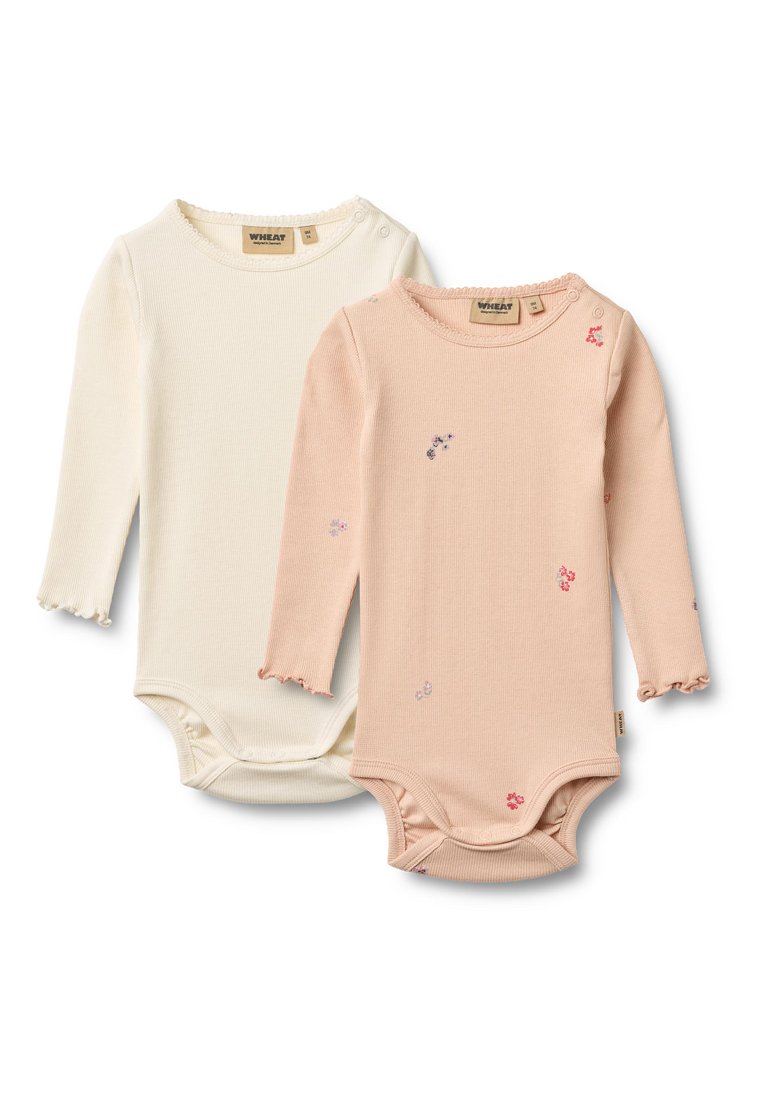 Zwei Baby-Body mit langen Ärmeln: Einer in Creme mit gerafften Bündchen, einer in Rosa mit kleiner Blumenstickerei, beide aus weichem, geripptem Stoff gefertigt.