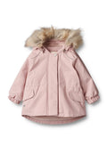 Helles rosa Parka mit einer Kapuze aus Kunstpelz, elastischen Bündchen, zwei Vordertaschen und einem geraden Schnitt. Hergestellt aus weichem, wasserabweisendem Material.
