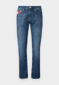 Dunkelblaue Jeans aus Denim mit geradem Bein, ausgestattet mit einer roten und weißen Akzenttasche, Kupfernieten und minimalen Ausbleichungen.