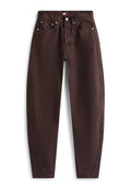 Braune Baumwollhose mit geradem Bein, fünf Taschen, Metallnieten und einem Etikett am Bund. Glatte Textur, lässiger Stil.