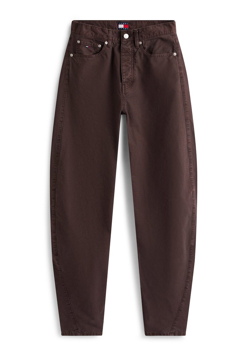 Braune Baumwollhose mit geradem Bein, fünf Taschen, Metallnieten und einem Etikett am Bund. Glatte Textur, lässiger Stil.