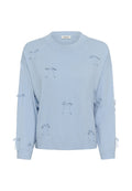 Hellblauer Pullover mit dekorativen Schleifen in verschiedenen Größen auf der Vorderseite und den Ärmeln, mit rundem Halsausschnitt und gerippten Bündchen.