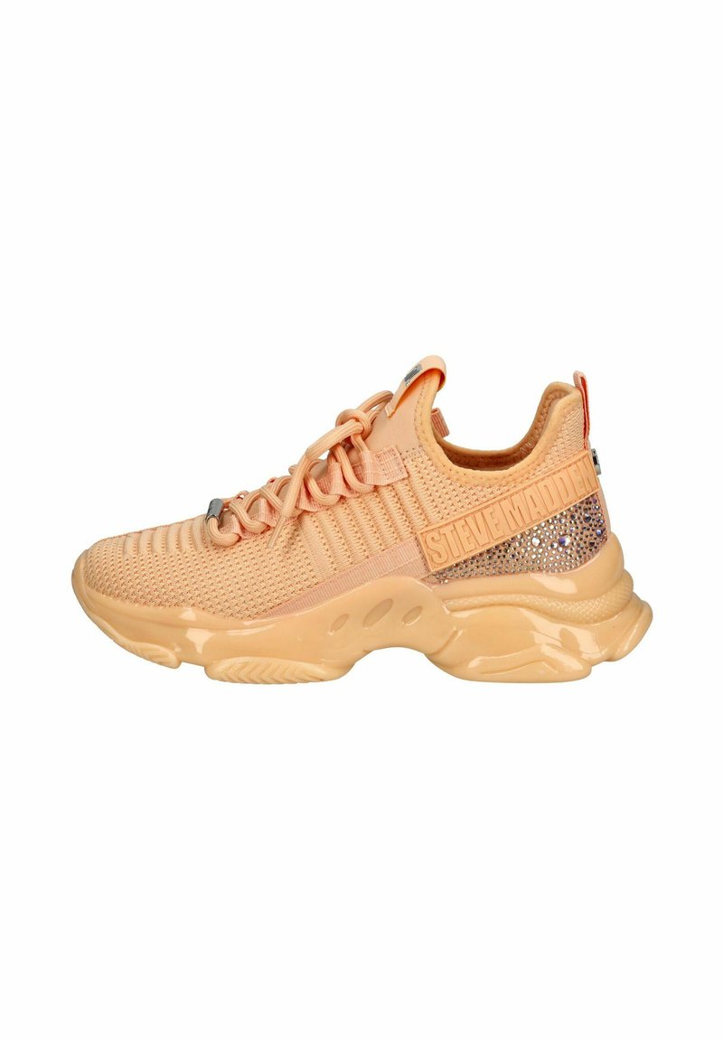 Pfirsichfarbene Sportschuh mit einem Mesh-Obermaterial, Schnürverschluss und einer glänzenden Sohle. Enthält ein dekoratives Band mit Strasssteinen an der Seite.