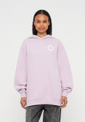 Fliederfarbener Hoodie mit lockerem Schnitt, großen Ärmeln, Kängurutasche und weißem, rundem Logo auf der Brust, gefertigt aus weichem Stoff.