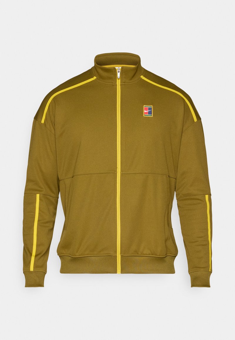 Olivengrüne Zip-Hoodie-Jacke mit gelben Akzenten, hohem Kragen, gerippten Bündchen und einem kleinen Logo auf der Brust.