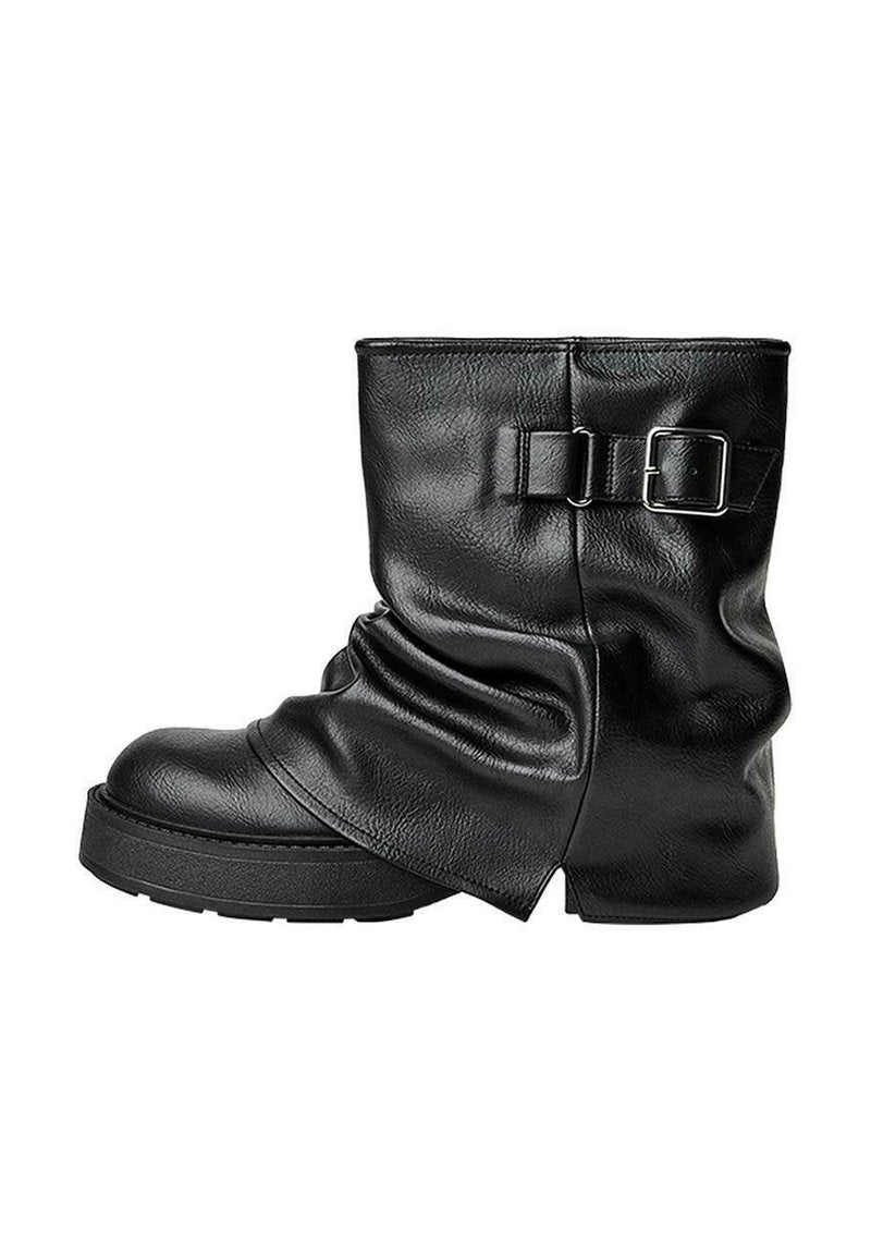 Schwarze Leder-Stiefelette mit einem schlappen Design, quadratischer Zehenform und einem seitlichen Schnallenakzent. Dicke Sohle sorgt für zusätzlichen Halt und Stabilität.