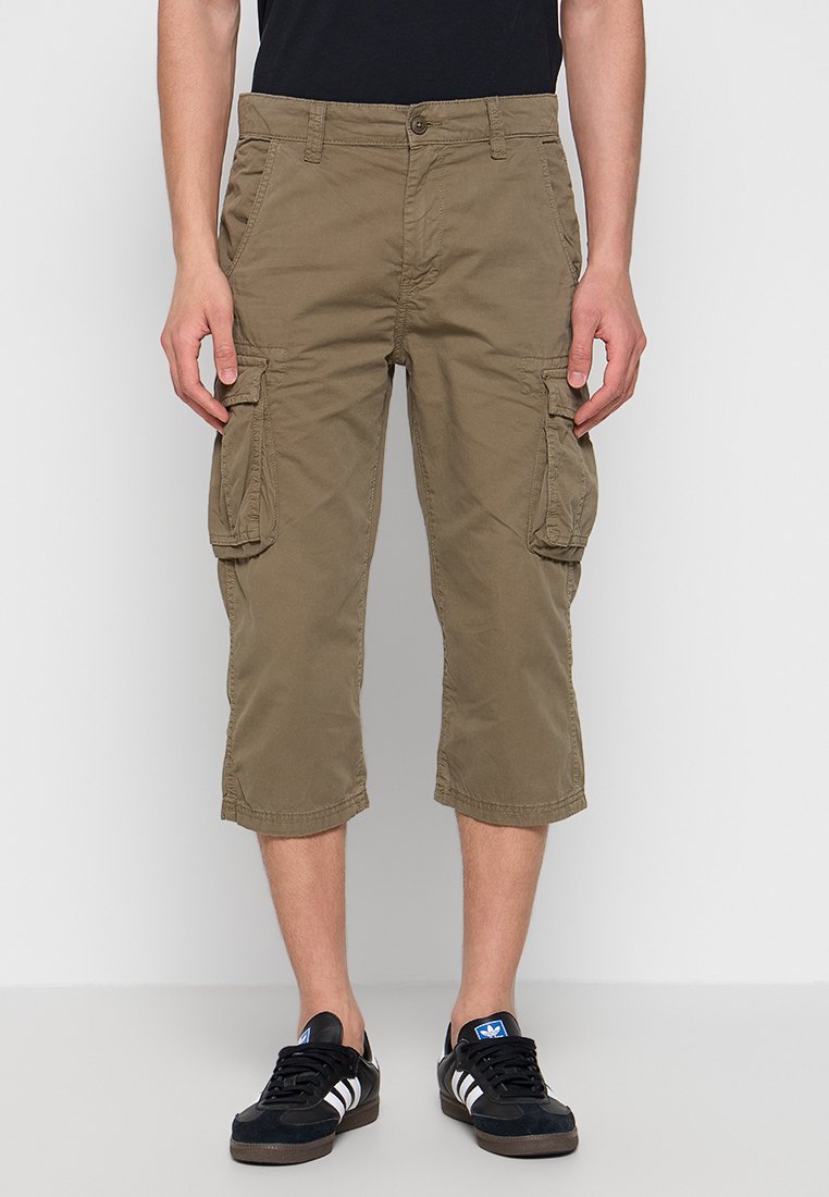 Khakifarbene Cargo-Hosen mit knielanger Schnittform, mehreren Seitentaschen, leichtem Stoff und bequemer Passform. Mit einem frontalen Knopfverschluss und Gürtelschlaufen.
