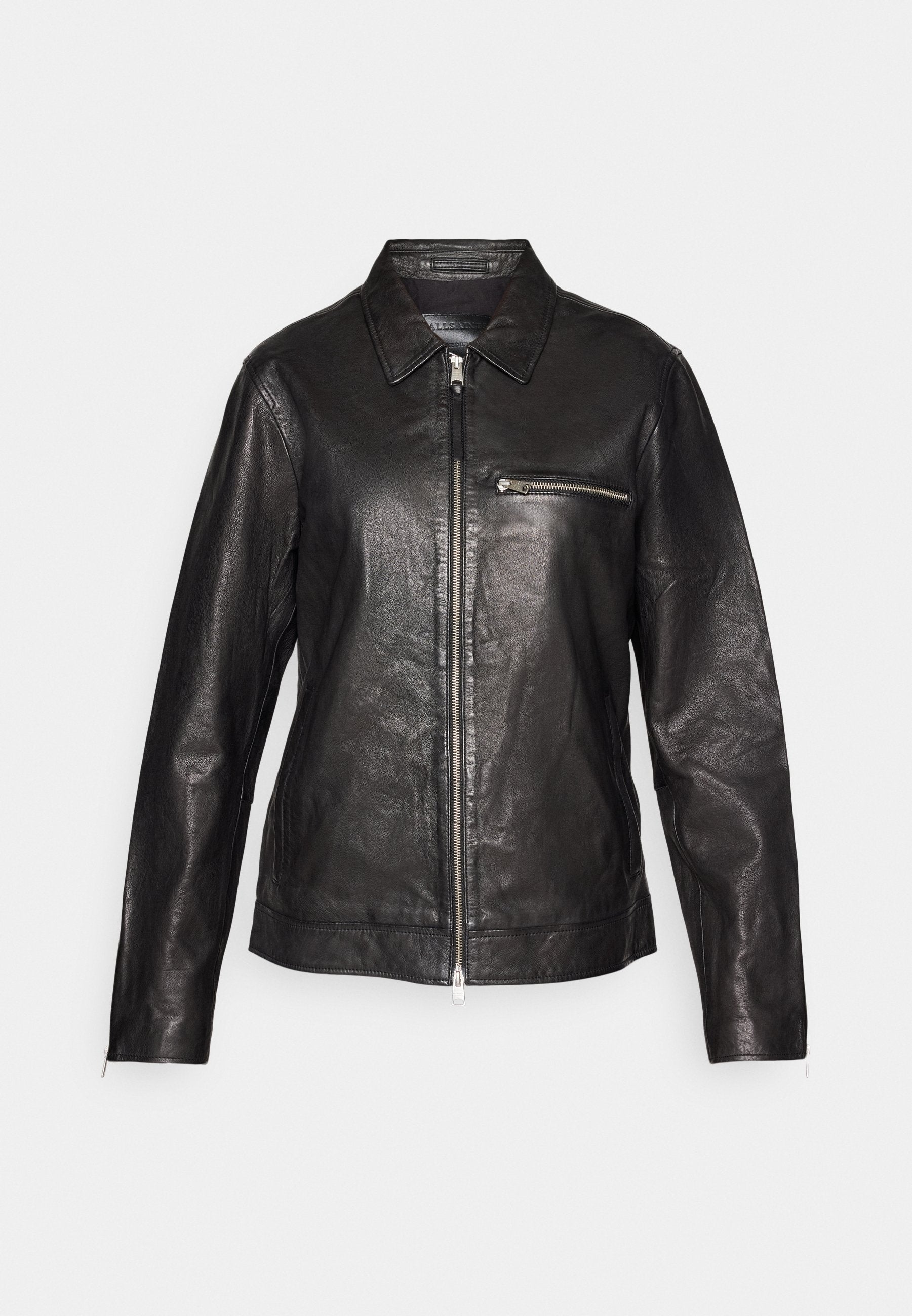 Schwarze Lederjacke mit Reißverschluss vorne, spitzem Kragen und Reißverschlusstasche auf der Brust. Glatte Textur, taillierte Passform und lange Ärmel.