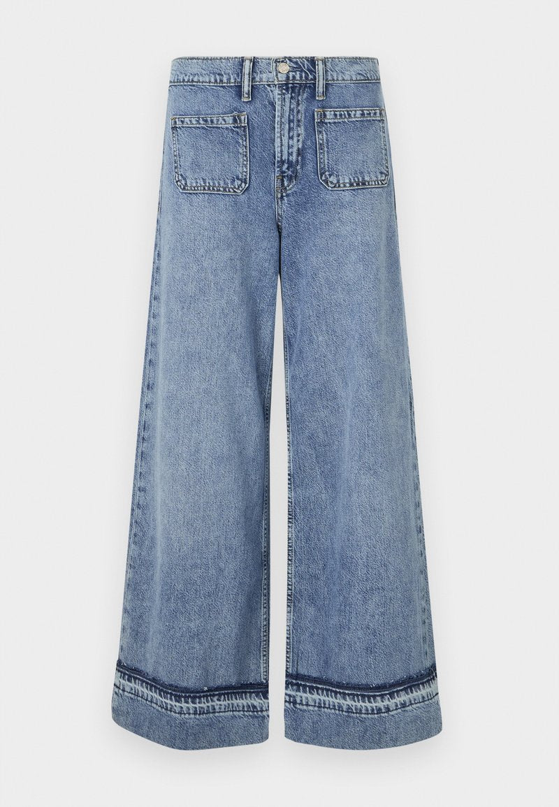 Hellblaue Denim-Weitbeinjeans mit hoher Taille, zwei Gesäßtaschen und kontrastierenden Nähten an den Säumen.