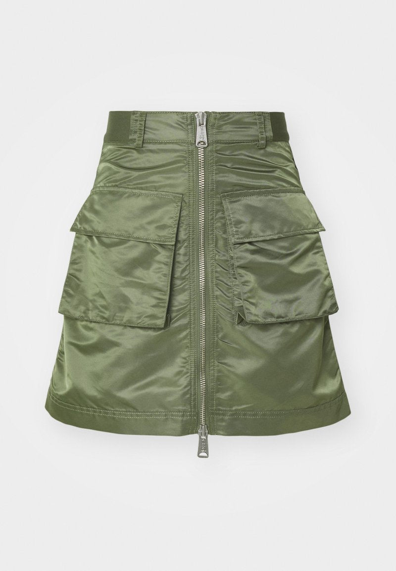 Olivegrüner Rock aus Satin mit Reißverschluss vorne, zwei großen Fronttaschen und elastischem Bund. Glatte Textur und geradliniges Design.