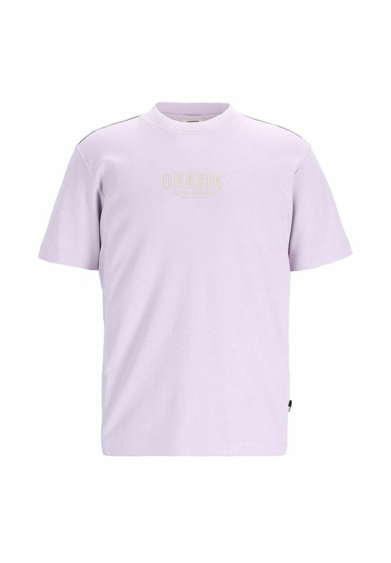 Helle lila Kurzarm-T-Shirt mit Rundhalsausschnitt. Verfügt über das "CHASIN'"-Logo in hellgelb auf der Brust und Akzenten an den Schultern. Weicher Stoff.