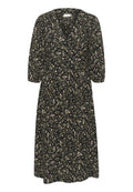 Schwarzes Blumenkleid mit V-Ausschnitt, Dreiviertelärmeln und taillierter Taille. Das Muster zeigt kleine weiße und gelbe Blumen überall.