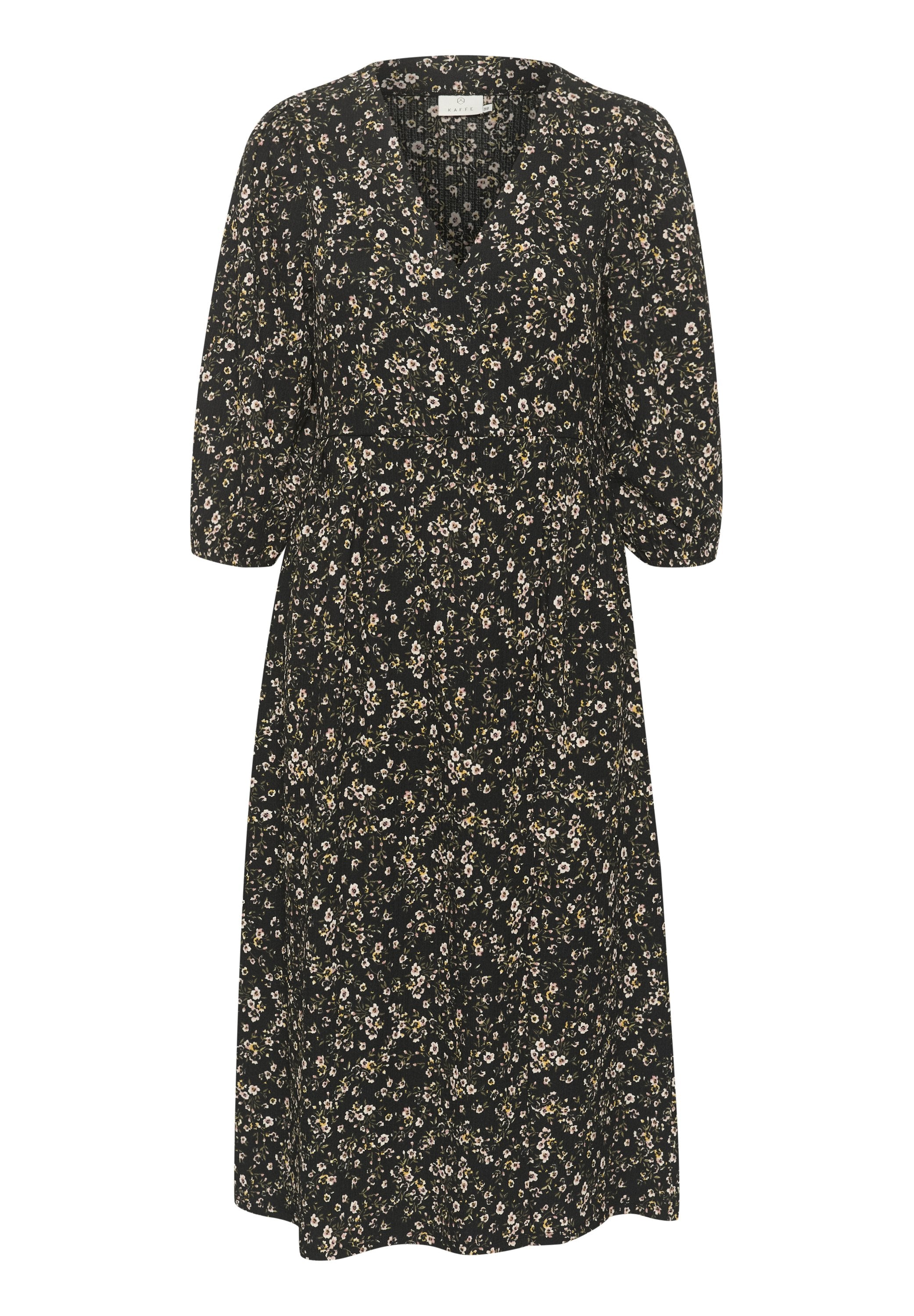 Schwarzes Blumenkleid mit V-Ausschnitt, Dreiviertelärmeln und taillierter Taille. Das Muster zeigt kleine weiße und gelbe Blumen überall.