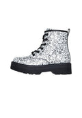Weißer Combat-Stiefel mit Muster aus Herzen, Sternen und Blumen. Schwarze Schnürsenkel, strukturiertes Gummisohlenprofil und verstärkte Zehenkappe.