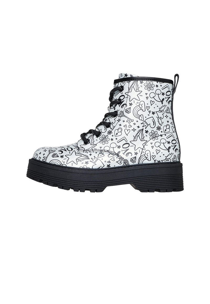 Weißer Combat-Stiefel mit Muster aus Herzen, Sternen und Blumen. Schwarze Schnürsenkel, strukturiertes Gummisohlenprofil und verstärkte Zehenkappe.