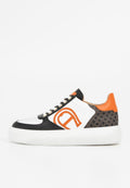 Weiße Leder-Sneaker mit schwarzen und orangefarbenen Akzenten, abgerundeter Spitze, flacher Sohle und Monogramm-Musterdetails an der Ferse.