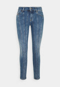 Slim-Fit-Jeans in mittelblauem Denim mit vertikalen Nahtdetails, fünf Taschen, einem Knopfverschluss und Gürtelschlaufen an der Taille.