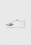 Weiße Fußballschuhe mit schwarzen Akzenten, hellblauen Schnürsenkeln und pinken Stollen. Verfügt über ein strukturiertes Obermaterial und ein schlankes Design für optimale Leistung.