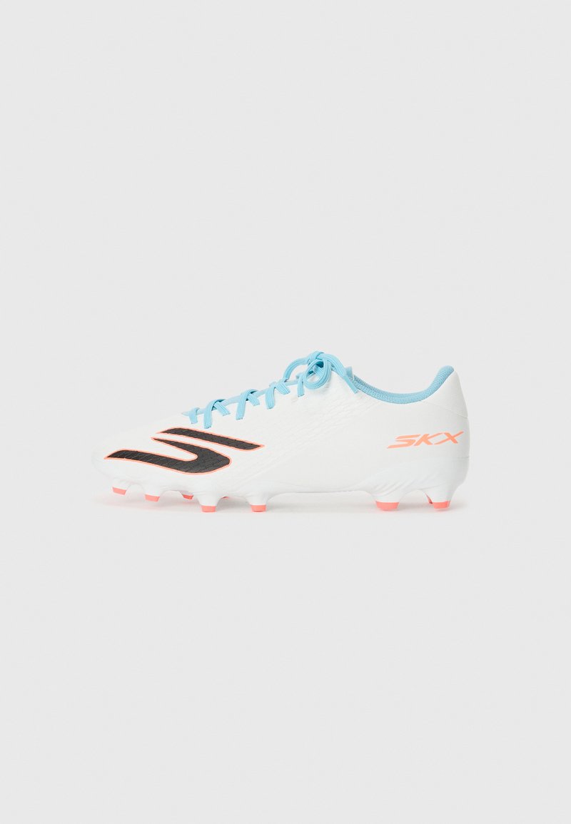 Weiße Fußballschuhe mit schwarzen Akzenten, hellblauen Schnürsenkeln und pinken Stollen. Verfügt über ein strukturiertes Obermaterial und ein schlankes Design für optimale Leistung.