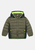 Olivegrüne und schwarze Steppjacke für Kinder mit Kapuze, Frontreißverschluss, Reißverschlusstaschen sowie neon-grünen Akzenten und Innenfutter.