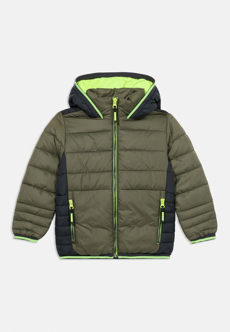 Olivegrüne und schwarze Steppjacke für Kinder mit Kapuze, Frontreißverschluss, Reißverschlusstaschen sowie neon-grünen Akzenten und Innenfutter.