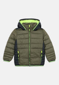 Olivegrüne und schwarze Steppjacke für Kinder mit Kapuze, Frontreißverschluss, Reißverschlusstaschen sowie neon-grünen Akzenten und Innenfutter.