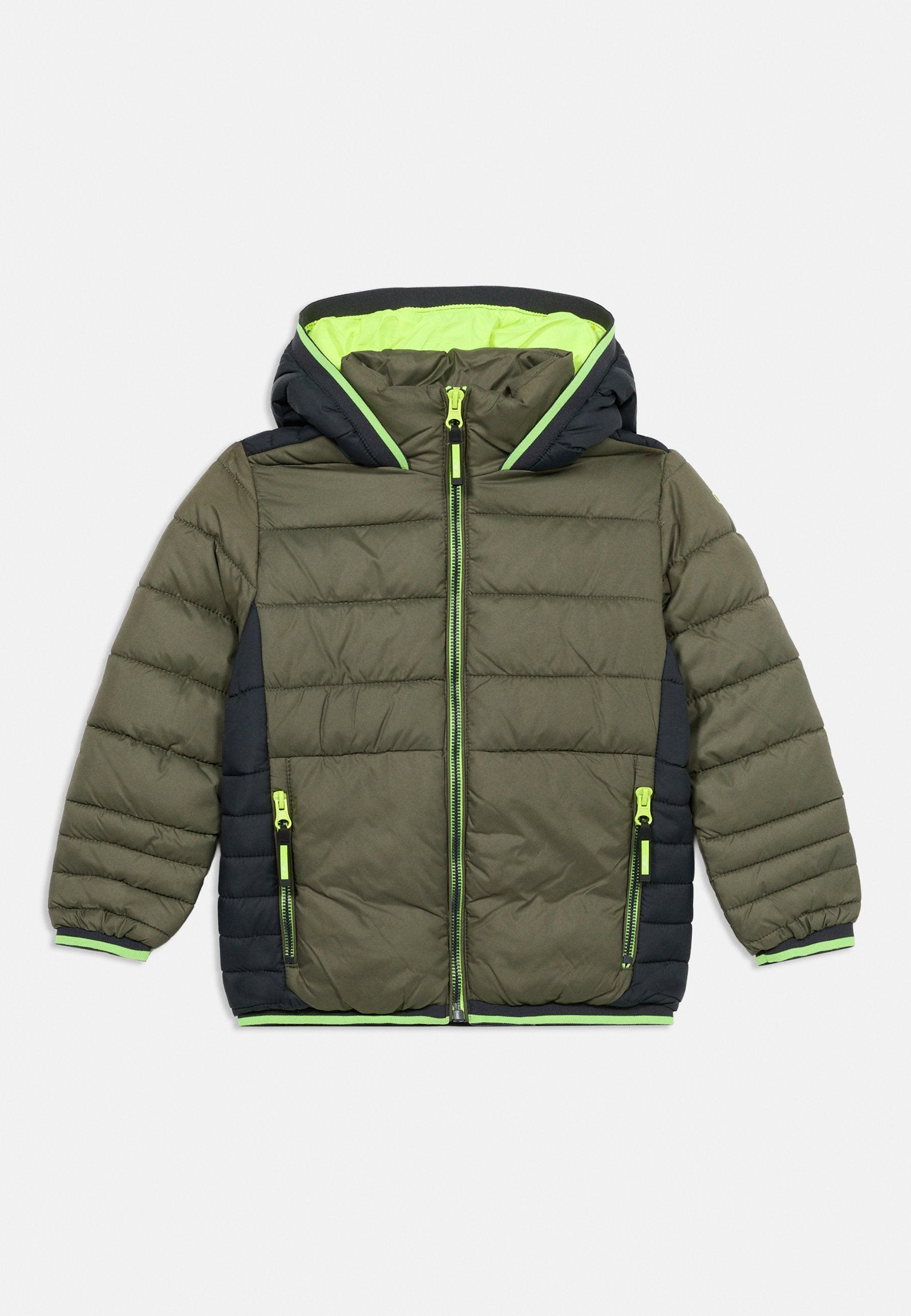 Olivegrüne und schwarze Steppjacke für Kinder mit Kapuze, Frontreißverschluss, Reißverschlusstaschen sowie neon-grünen Akzenten und Innenfutter.
