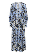 Langes Blumenkleid in Blau, Schwarz und Weiß. Mit V-Ausschnitt, langen Ärmeln und einem verstellbaren Kordelzug in der Taille. Leichter Stoff.