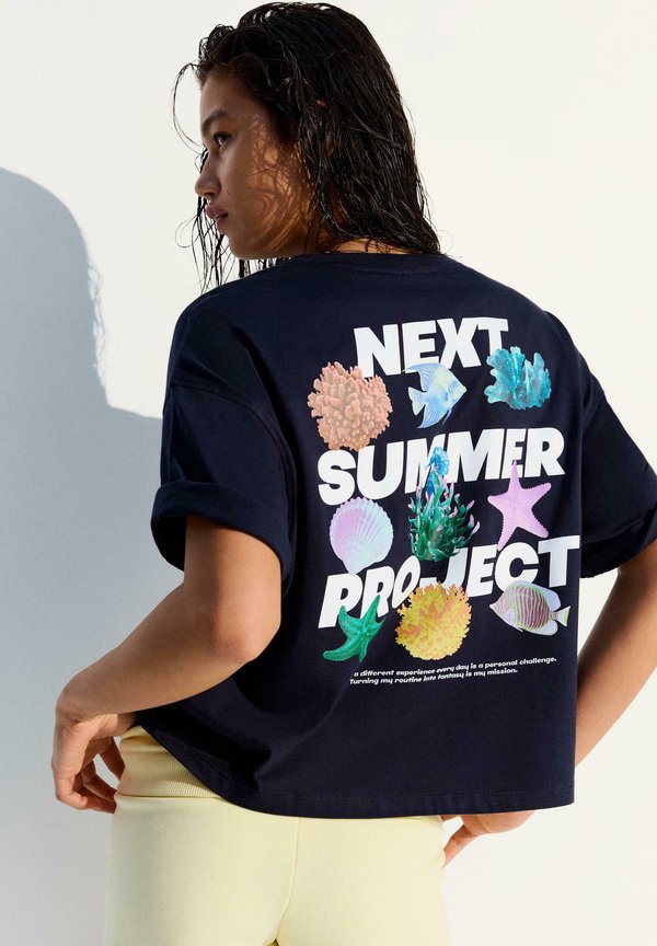 Bershka OVERSIZE SHORT SLEEVE PRINT T-SHIRT - Print T-shirt - royal blue