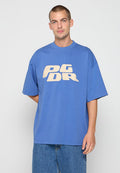 Hellblaues, oversized T-Shirt aus Baumwolle mit einem großen cremefarbenen Grafikdruck "PG DR" auf der Vorderseite. Kurze Ärmel und Rundhalsausschnitt.