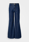 Hochtaillierte, weit geschnittene Jeans aus dunkelblauem Denim mit fünf Taschen und einem metallischen Knopfverschluss. Glatte Textur und subtile Steppdetails.