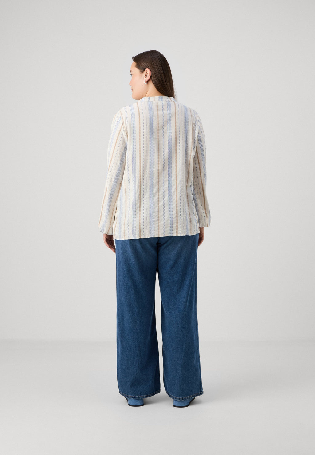 CARCAMELLIA LIFE V NECK Media 4