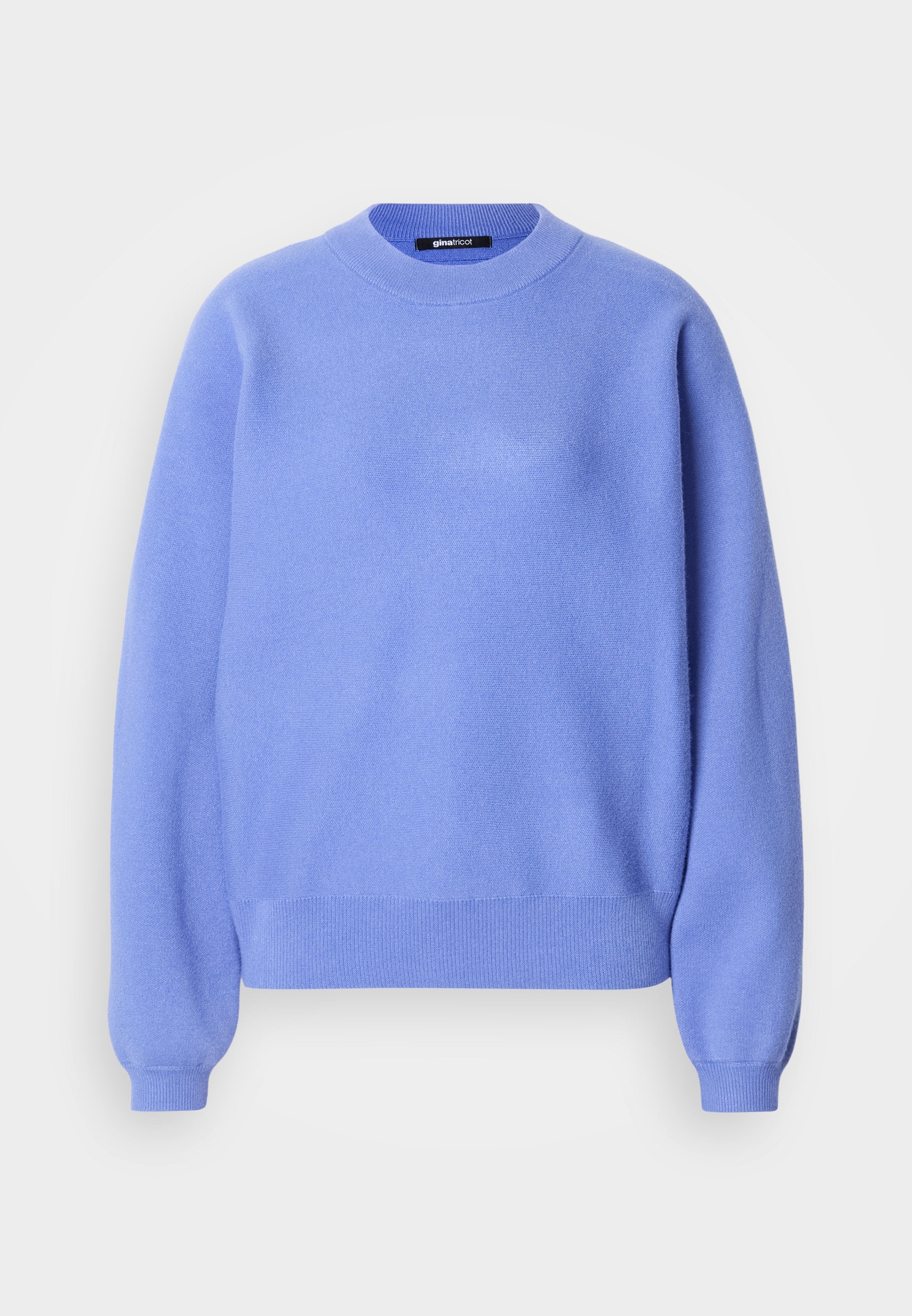 Hellblauer Pullover mit rundem Halsausschnitt, langen Ärmeln und gerippten Bündchen. Weiche Textur und legerer Schnitt, minimalistisches Design.