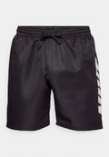 Schwarze Sportshorts mit elastischem Bund und verstellbarem Kordelzug. Mit einem farbenfrohen "NIKE"-Logo in vertikaler Ausführung auf einer Seite.